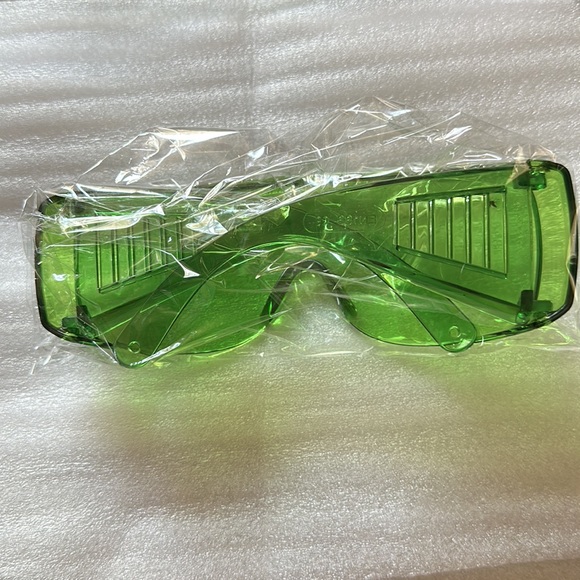 Green transparent goggle style sunglasses - Picture 2 of 2